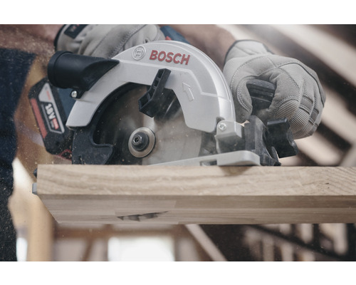 Bosch Logo. Akku-Handkreissäge im Einsatz beim Sägen von Holz.