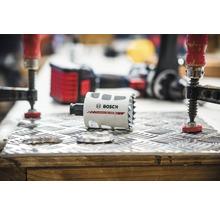 Bosch Lochsäge aus Karbid im Einsatz zwischen zwei Schraubzwingen