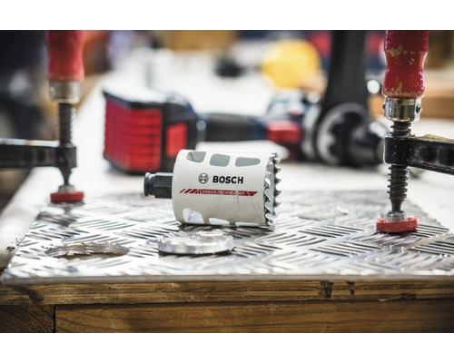 Bosch Lochsäge aus Karbid im Einsatz zwischen zwei Schraubzwingen