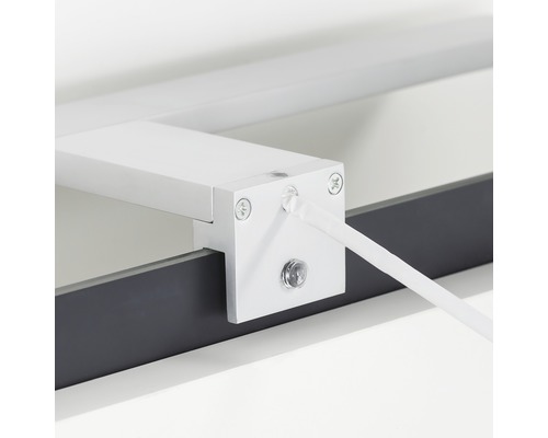 Detailaufnahme einer Leuchte mit Kabelanschluss und Befestigungselementen.