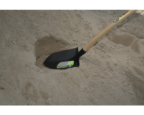 Schaufel mit Holzgriff im Sand