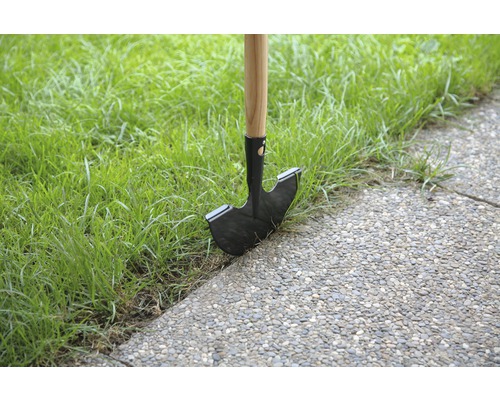 Rasenkantenstecher mit Holzgriff und Stahlblatt im Rasen