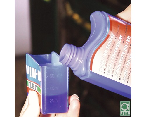 JBL pH- beziehungsweise KH-Senker wird in einen Messbecher gegossen