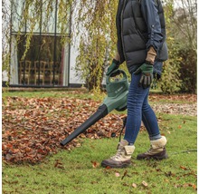 Person benutzt einen Laubbläser von Bosch im Garten.