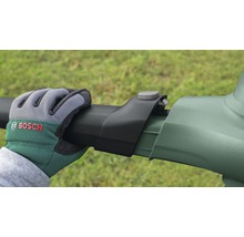 Detailaufnahme einer Hand mit Bosch Handschuh, die ein Gartengerät hält