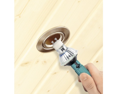 Auswechseln einer Halogenlampe mit Werkzeug in einer Deckenleuchte