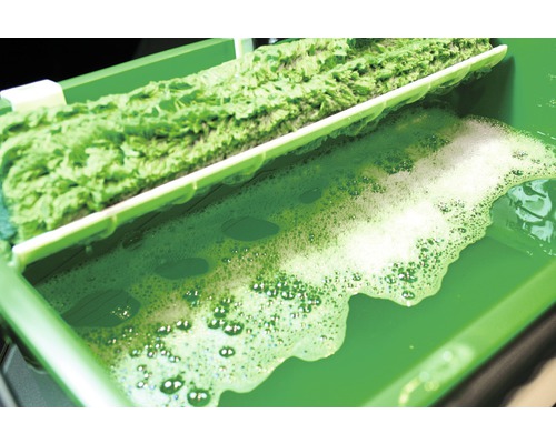 Fensterwischer mit Wasser und Seife in Eimer