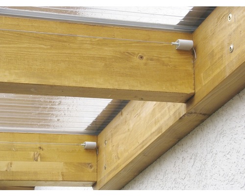 Detailansicht einer Terrassenüberdachung aus Holz mit Seilspannmarkise