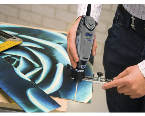 Dremel Logo. Multifunktionswerkzeug beim Schneiden von Materialien.