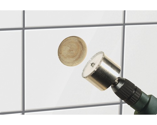 Fliesenlochbohrer bohrt Loch in Fliese