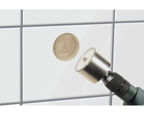 Fliesenbohrer im Einsatz an einer Wandfliese