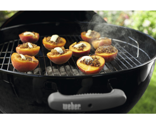 Gegrillte Pfirsiche gefüllt mit Butter auf einem Grill.