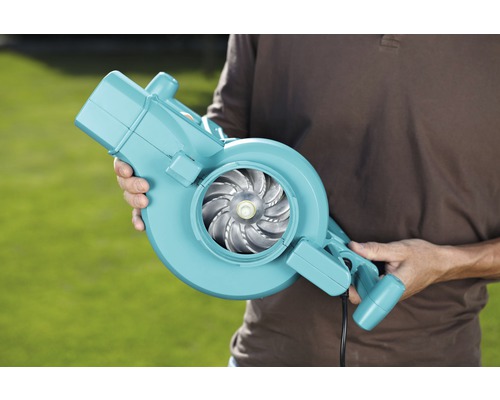 Gartenlaubbläser in der Hand gehalten