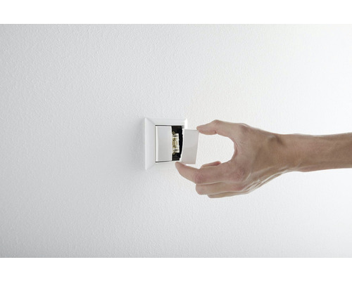 Installation eines Lichtschalters in einer Wand