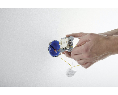 Installation eines Funk-Lichtschalters an einer Wanddose
