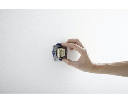 Installation eines Lichtschalters an einer Wand.