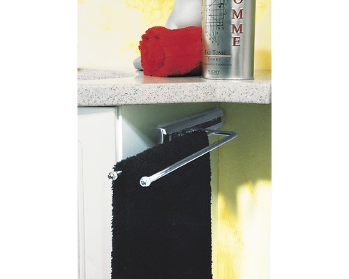 Handtuchhalter zur Montage unter einem Schrank mit schwarzem Handtuch