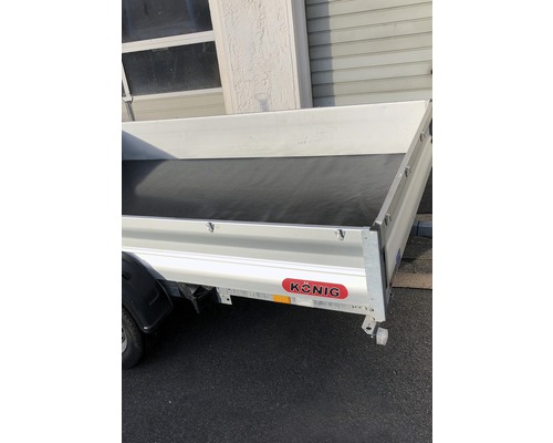 Anhänger mit Ladefläche und König Logo