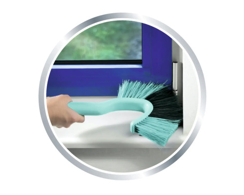 Fensterreinigungsbürste im Einsatz zur Reinigung eines Fensterrahmens