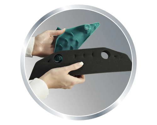 Hände halten eine grüne Kunststoffschablone und eine schwarze Schaumstoffschablone.