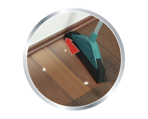 Bodenwischer reinigt Holzboden entlang einer Fußleiste