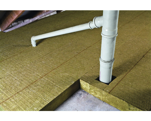 Dachbodenisolierung mit Mineralwolleplatten und einem weißen Rohr