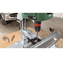 Tischbohrmaschine beim Bohren von Metall