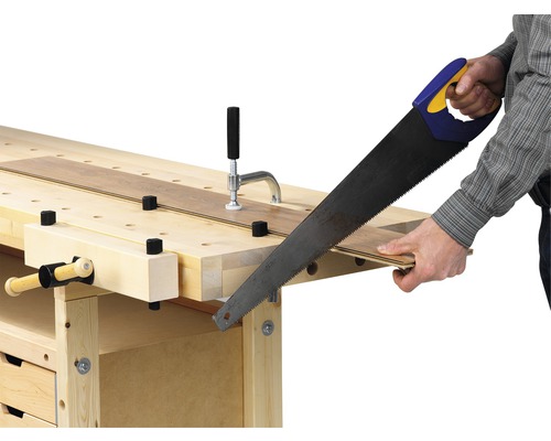 Werkbank mit Laminat und Handsäge in Aktion