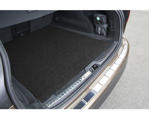 Kofferraum mit Kofferraummatte und Verbandskasten