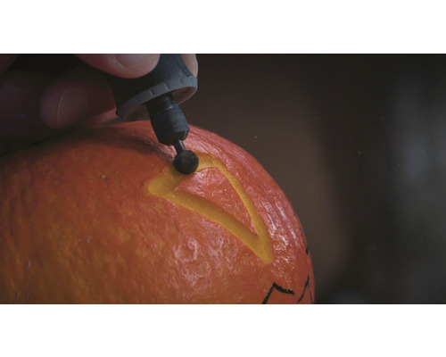 Person schnitzt Kürbis mit einem Multifunktionswerkzeug