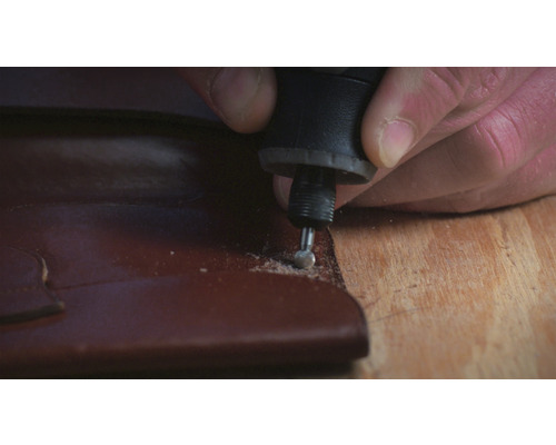 Nahaufnahme von Handwerkern, die mit einem Multifunktionswerkzeug an einem Werkstück arbeiten