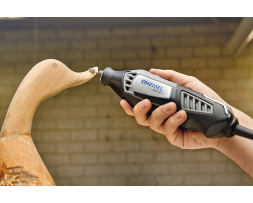 Dremel 4000 Multifunktionswerkzeug beim Bearbeiten einer Holzente