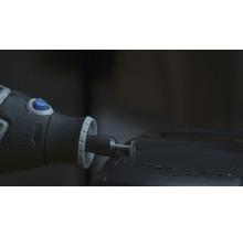 Nahaufnahme eines Dremel Multifunktionswerkzeugs bei der Arbeit auf einer Oberfläche