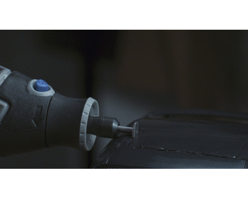 Nahaufnahme eines Dremel Multifunktionswerkzeugs bei der Arbeit auf einer Oberfläche