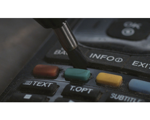 Reinigung einer Fernbedienung mit Pinsel