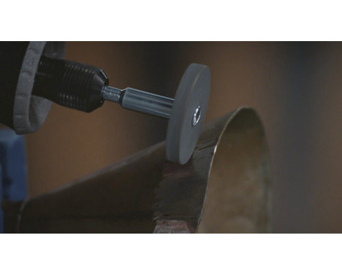 Rotationswerkzeug beim Polieren eines Metallobjekts.