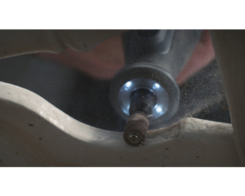 Ein Schleifwerkzeug bearbeitet ein Werkstück.