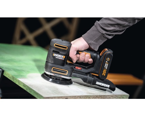 Akkuschleifer im Einsatz auf einer Holzoberfläche.