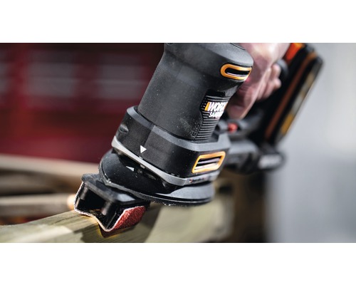 Deltaschleifer beim Schleifen eines Holzstücks