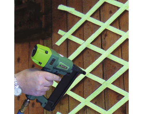 Nagelpistole bei der Befestigung eines Holzspaliers