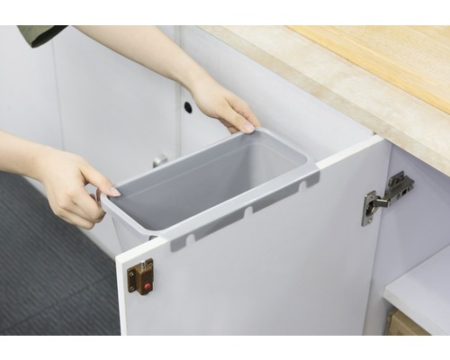 Einhängebarer Abfalleimer wird in einen Küchenschrank eingesetzt