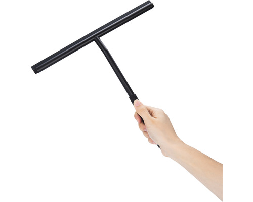 Hand hält einen schwarzen Duschabzieher