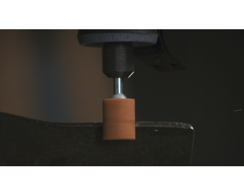 Rotationswerkzeug mit Schleifscheibe zum Bearbeiten eines Werkstücks