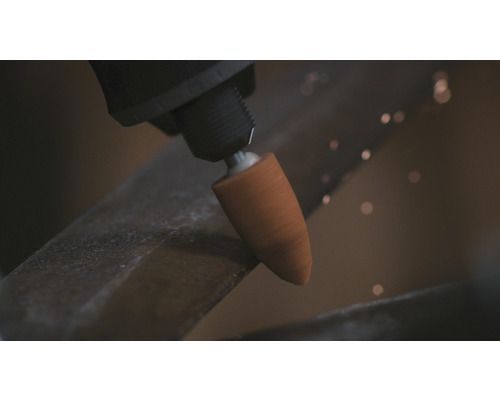 Ein Schleifwerkzeug wird an Metall verwendet und erzeugt Funken.