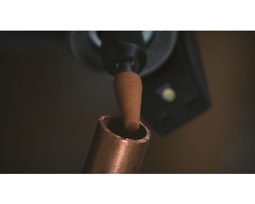 Rotationswerkzeug mit Schleifaufsatz zum Bearbeiten eines Rohres