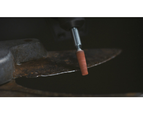 Ein rotierendes Werkzeug schleift eine Klinge.