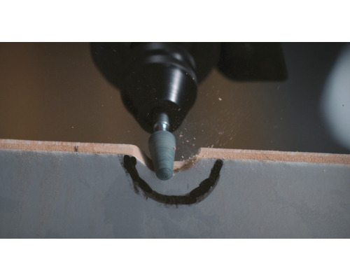 Rotationswerkzeug beim Fräsen eines Loches in ein Material