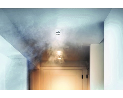 Szene mit Rauchmelder an der Decke während eines Brandes