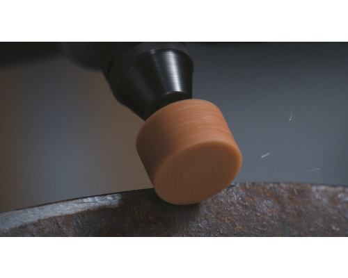 Rotierendes Werkzeug mit Polieraufsatz in Aktion