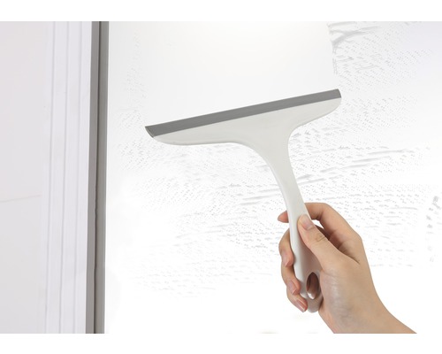 Fensterabzieher in der Anwendung auf einer Glasfläche